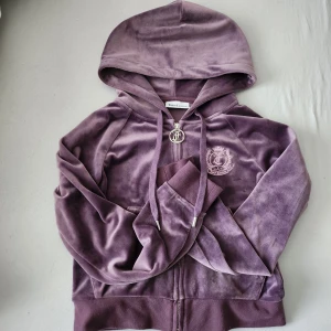 Juicy Couture huvtröja - Jättemysig lila Juicy hoodie. Köpt från Urban Outfitters för ungeför 950kr. sista priset är 250 kr.