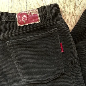 Manchesterbyxor  - Snygga bruna manchesterbyxor i gott skick! Sitter baggy på mig som är 160🌟