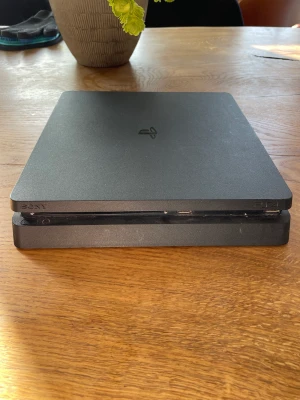 Playstation 4 - Här säljer jag ett svart playstation 4 slim med ett fint skick och funkar perfekt. Kan mötas upp och frakta