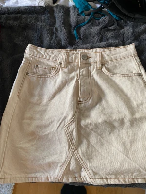 Jeanskjol - Säljer denna jeanskjol, köpt från Nakd. Sparsamt använd, säljer då den inte passar mig. Köparen står för frakten