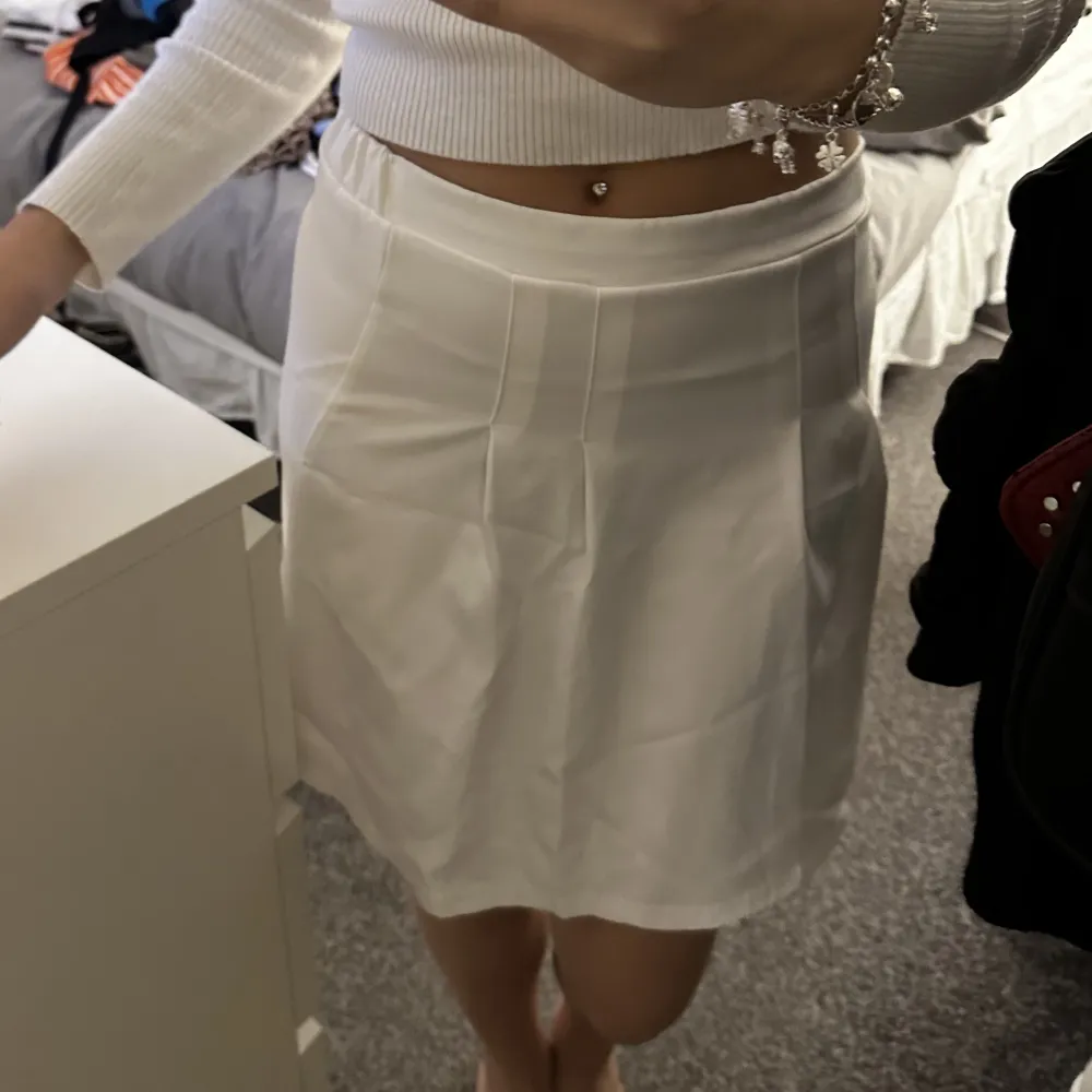 En vit lite längre kjol. Aldrig använd därav bra skick . Kjolar.