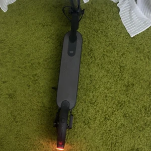 Elscooter - El sparkcykel som e använd ett få tal gånger , säljs för att det finns ingen användning av den. Laddare kommer med