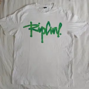 Ball t-shirt från RipCurl med grönt tryck. Storlek S.  Eventuell frakt betalas av köparen 💚