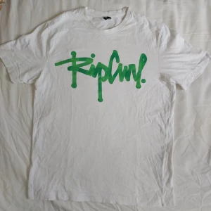 RipCurl t-shirt  - Ball t-shirt från RipCurl med grönt tryck. Storlek S.  Eventuell frakt betalas av köparen 💚
