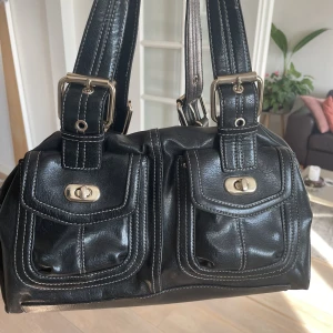 Svart handväska  - En skitnsygg handväska som jag aldrig använt och utan skador!! Den två fickor på framsidan och även 3 stora fickor på insidan. Skriv om du är intresserad💗🫶🏼 