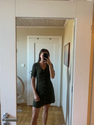 Klänning  - Grön klänning som blivit för liten för mig 💖 