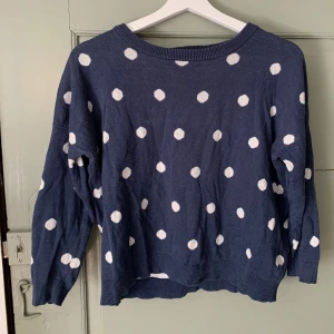 Prickig tröja - Stickad tröja som är lite kort i armarna (med mening)👐 använd men i bra skick🫐