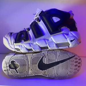 Nike Air uptempo Trading cards 🃏🔥. Snygga sneakers i storlek 44, Som är perfekta till sommaren!☀️Tvättas  innan frakt.🧽Finns ingen låda eller kvitto.🧾📦 kan mötas upp i Stockholm eller frakta🚛 ❗️köparen står för frakt❗️följ för att inte missa flera par skor!