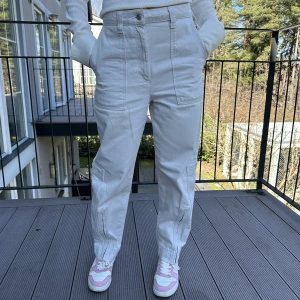 Cargobyxor - Säljer mina beigea cargobyxor i storlek 36. Är en Loose fit 