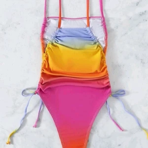 Baddräkt 🌺🌈  - Helt ny och oanvänd baddräkt med justerbar midja ☀️🌈🌼🤎💛💚💙💜🧡 ❤️💗perfekt att använda den på sommaren!! Det är vackert och mycket bra material 🌟🌸💞🥴