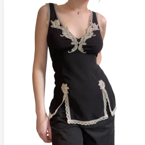 Spetslinne🍓 - Så fint spetslinne köpt i Berlin! Perfekt kvalitet med en söt snörning i ryggen och dragkedja längs med sidan. Vintage! Passar bäst S men även XS och M🍓🫶