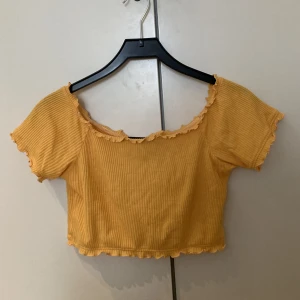 Gul BIKBOK Sommartopp 💛 - Kan både bära toppen med bara axlar eller så att toppen täcker dem 🧡
