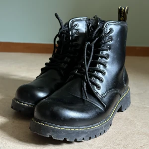 Dc martins liknade skor - Skor som liknar docmartins! För små för mig:( Annars skulle jag använt  möts upp i sthlm 