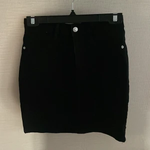 Jeans kjol  - Jätte jätte fin, men andvänder itne tyvärr 