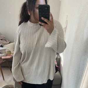 Grå tröja - Strl M, jättemysigt materiel(!), fint skick, 150kr🤎🤎