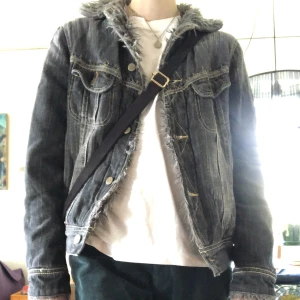Jeansjacka - Vintage Vårjacka/jeansjacka från Lee i storlek L. Skulle dock säga att den snarare är storlek S/M pga liten i storleken!
