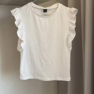 Topp/t-shirt från SHEIN som användes några gånger förra sommaren. Storlek M och nypris är 50kr.