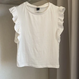 Topp/T-shirt  - Topp/t-shirt från SHEIN som användes några gånger förra sommaren. Storlek M och nypris är 50kr.