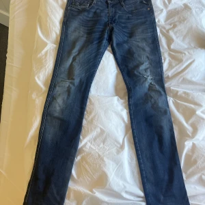 Replay  - Replay jeans st 34 nypris runt 1500 ett litet hål på knät men det är mest design 