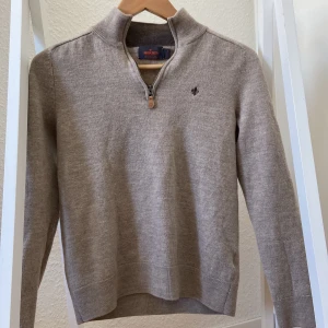 Morris quarter zip - Säljer min Morris quarter zip i merinoull eftersom att jag har växt ur den. Tröjans skick är 10/10 och den är perfekt till sommaren. Nypris ligger kring 1400kr och jag säljer den för 650. Pris kan diskuteras. 