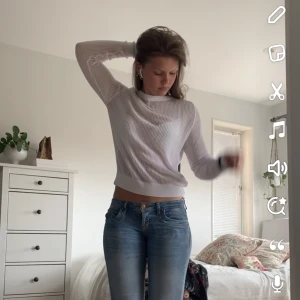 Zara ”stickad” tröja - (Är osäker på om jag vill sälja) Använd 2-3 gånger, så skön men känns inte som min stil. Så snygg som cover up på stranden eller luftig tröja på sommaren! Köpt för 330❤️