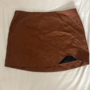 Kjol - Säljer en kjol från Pull&Bear i storlek M då den inte passar. Använd fåtal gånger. Pris kan diskuteras