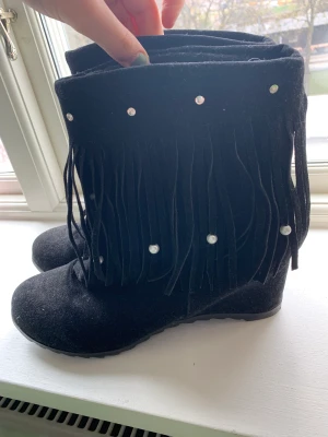 Skor  - Säljer dessa skor med fransar o kilklack 