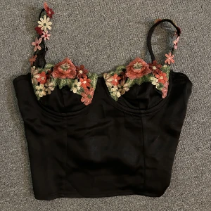 Gulligt linne - Ett gulligt korsettlinne med blommor från princess polly! Helt oanvändt pga för litet! Säljer för 70kr! Strl 32