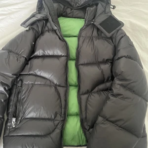 Hugo Boss vinter jacka  - Köpt för 6 månader sen  Jätte bra skick  