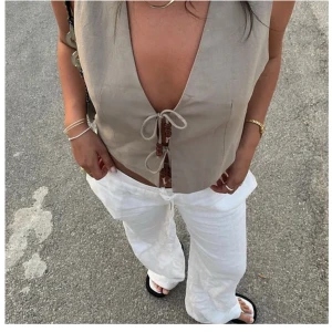 Linnebyxor  - Linnebyxor från Alobha i storleken M! Aldrig använda då de är försmå för mig. Pris kan diskuteras vid snabb affär! Köpt för 699, säljer för 550kr🪩