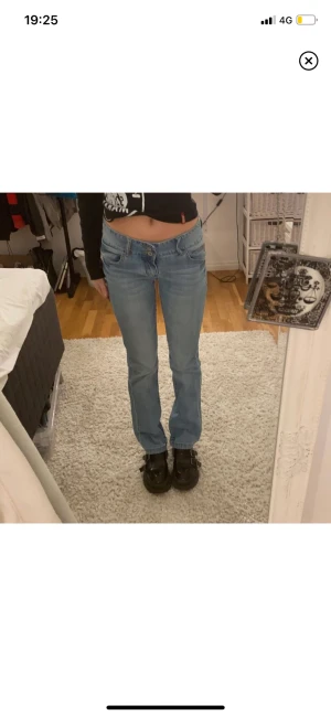 Lågmidjade blå jeans - Lågmidjade blå jeans från Serious Sally. Lånade bilder från förra säljaren! 