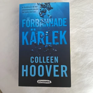 Förbannade kärlek - Colleen Hoover - Svenska översättningen av Ugly Love - Colleen Hoover, är annoterad som syns i bilden men klistermärkena går att ta av utan att de skadar boken. Boken ser ut som sprillans ny, inga veck, hundöron osv🩷🩷🩷