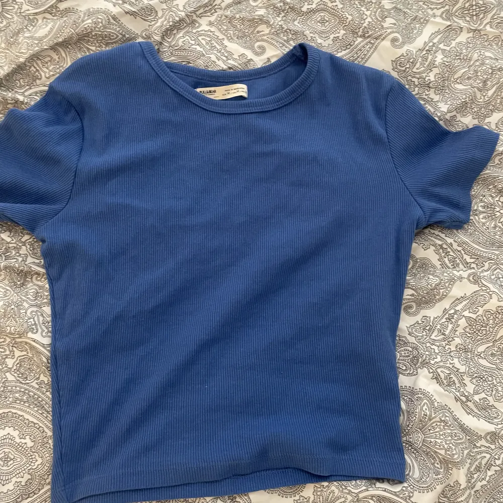 Säljer denna kortärmade tröja i jätte fin mörkläblå färg💓 tröjan ör i snorkel M men sitter som en S! Skriv om ni undrar något💓. T-shirts.