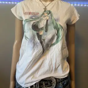 t-shirt med hatsune miku tryck. storlek M