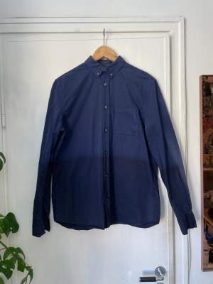Whyred skjorta i två nyanser av blått