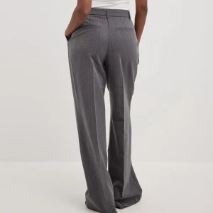 NA-KD Populära Grå Kostymbyxor  - Populära kostymbyxorna från NA-KD. Jättebra skick. 🤍