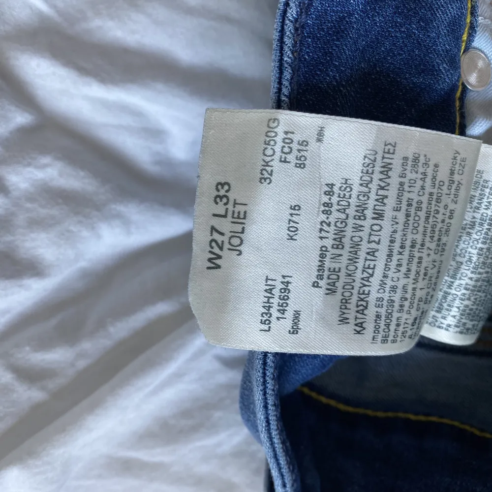 Snygga bootcut-jeans från lee, något lägre i midjan. Sparsamt använda, väldigt mjuka i tyget. Stl 27 längd 33 150kr. Jeans & Byxor.