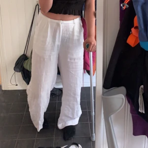 Linnebyxor - Assnygga vita linnebyxor från Gina tricot storlek M, använda endast en gång! Säljer då de inte kommer till användning! Köptes för 450kr säljer för 200+frakt!💕