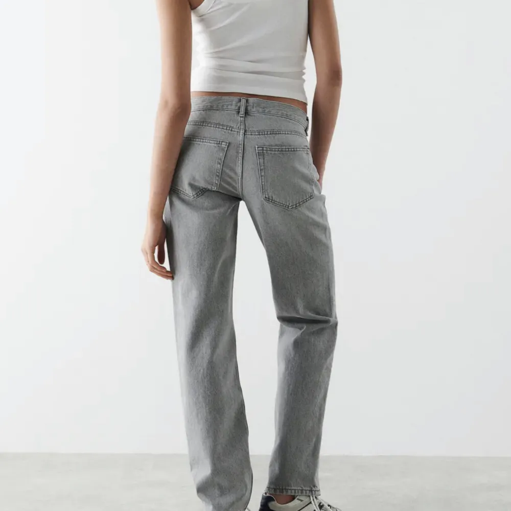 Säljer mina gråa lågmidjade raka jeans från Gina. Mycket bra skick och endast använda fåtal gånger!! Storlek 34💓. Jeans & Byxor.