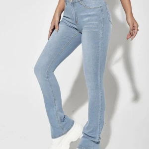 Utsvängda jeans - Aldrig använda, säljer pga för liten stl