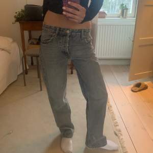 Säljer jättefina zara jeans jag tidigare köpt på Plick men som nu inte kommer till användning! 💕💕
