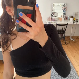 Söt topp 😍 - En jättegullig topp med en ärm, storlek Xs😍 sååå fin men används inte 