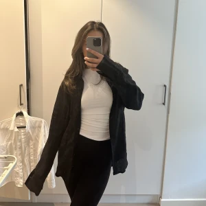 Linneskjorta Adsgn - Säljer nu min linneskjorta från Adsgn i storlek Xxs då den inte använts så mycket! 100% linne och i ett nyskick utan defekter💓ordinarie pris 899kr, mitt pris 400