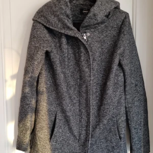 Kappa från Only - Knappt använd, knappar och dragkedja