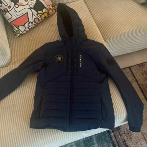 Sail Racing Jacka - Fin blå vår och höst jacka Sail racing endast använd få antal gånger nypris ca 3000. Säljer 1300 kan diskuteras 