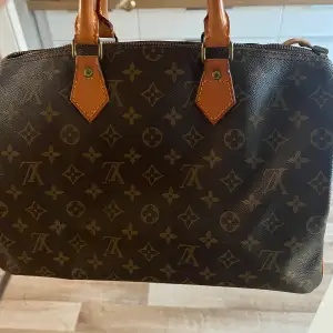 En louis Vuitton väska, köpt på the vintage bar för ett tag sen men kommer inte till användning för mig så ofta. Har självklart äkthetsbevis och den är i mycket bra skick. 