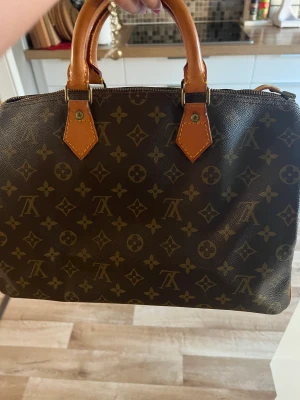 Louis Vuitton väska - En louis Vuitton väska, köpt på the vintage bar för ett tag sen men kommer inte till användning för mig så ofta. Har självklart äkthetsbevis och den är i mycket bra skick. 