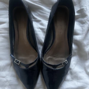 Ballerina skor - Så så fina ballerina skor / klackskor som tyvärr är för stora för mig😢Det står att de är 38, men skulle säga 39 snarare🖤