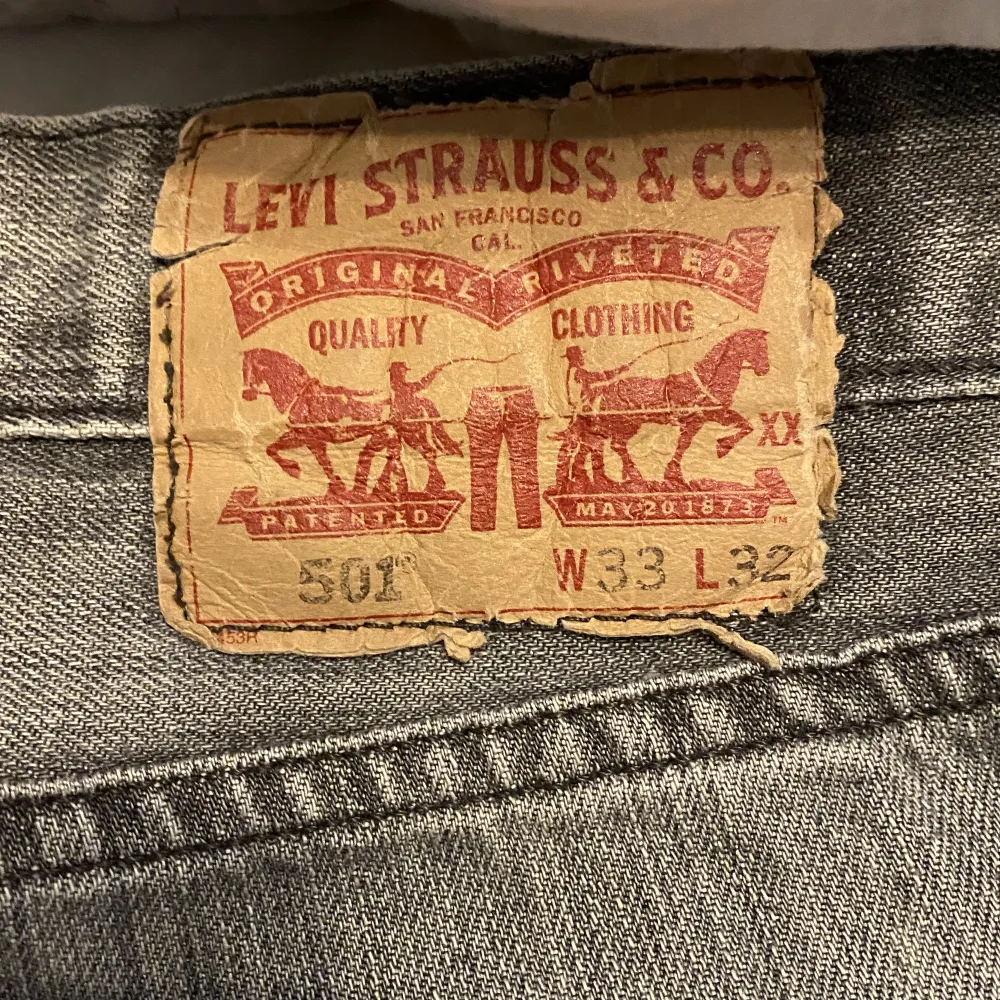 Säljer ett par gråa äldre/ vintage 501 som är i fint skick.  Har aldrig använt dom. . Jeans & Byxor.