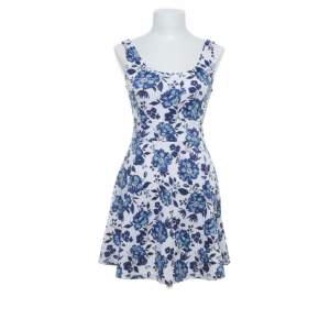 Superfin blåvit blommig klänning från HM💙 aldrig andvänd och säljer pga att den är för kort på mig(178) 
